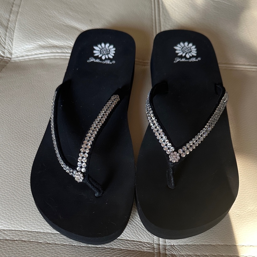 Hard to find Yellow Box Elegant Rhinestone Flip Flops – Women’s Size 8 1/2